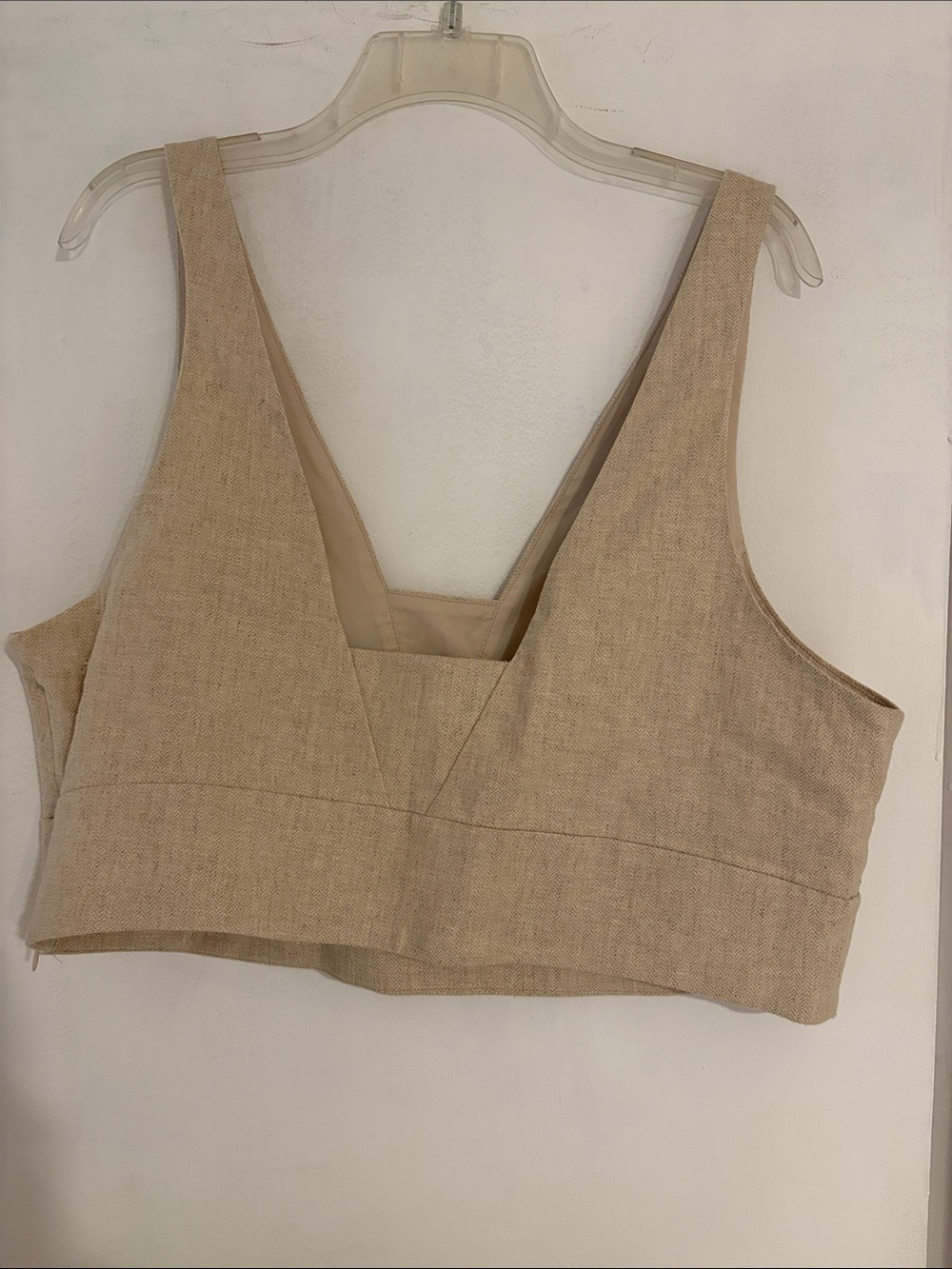 Banana Republic Linen-Blend V-Neck Crop Top in Beige